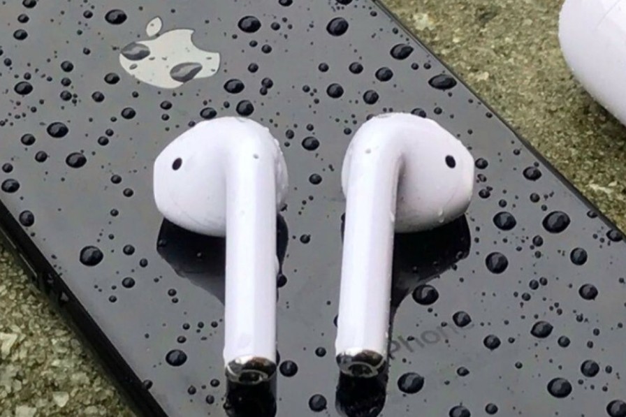 Comparison between AirPods Pro and AirPods: how do they differ?